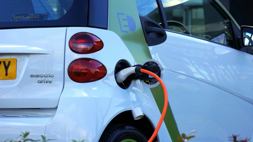 Suite à la décision du Parlement européen d’interdire la vente de véhicules neufs à moteur thermique d’ici 2035, le développement du véhicule électrique et hybride est exponentiel. Mais…